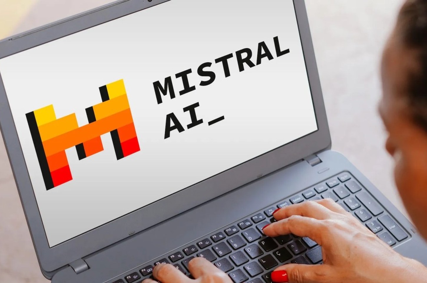 Mistral lança Devstral 2 e Vibe CLI para disputar liderança em IA para programação