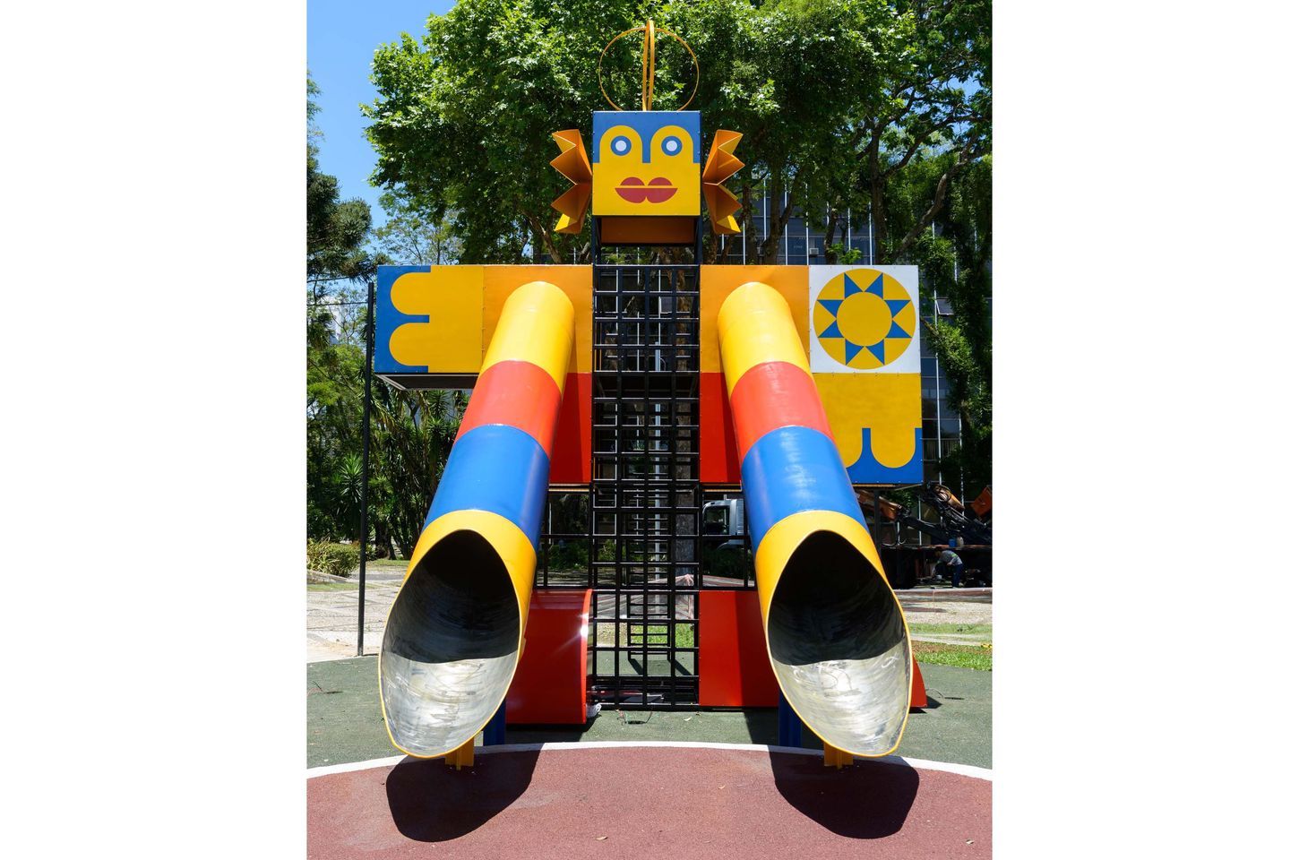 MON sem Paredes leva arte contemporânea aos jardins do museu