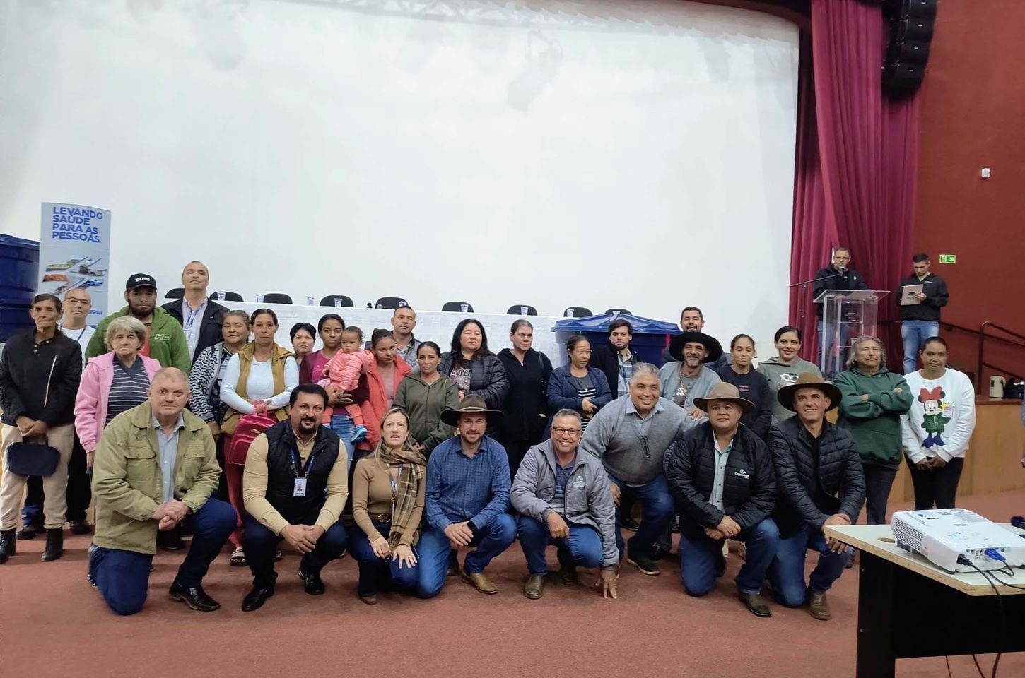 Moradora de Laranjeiras do Sul celebra recebimento de caixa d’água do programa Sanepar