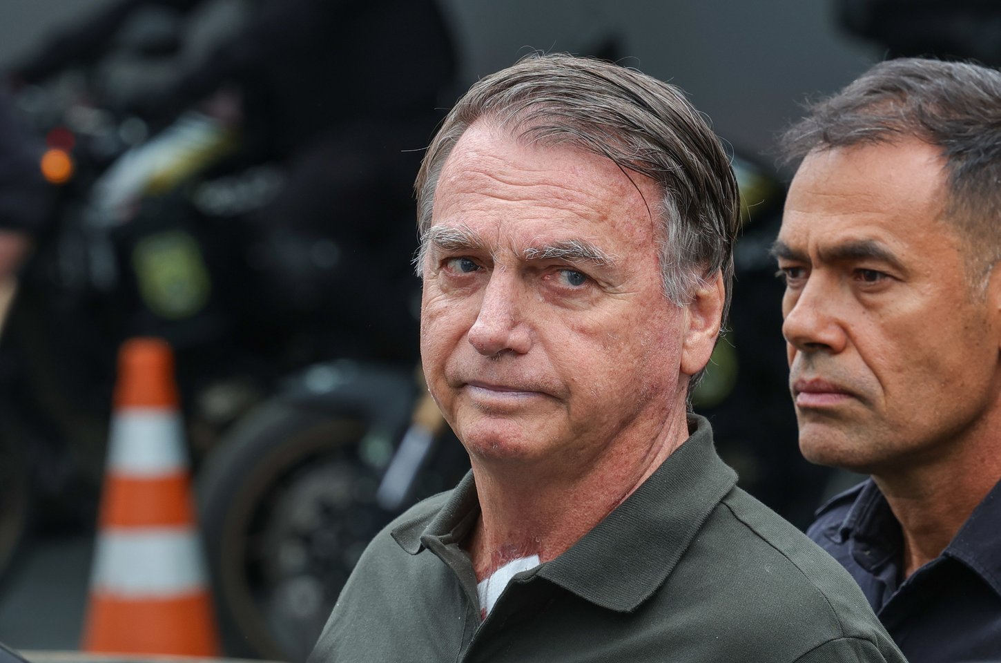 Moraes autoriza Bolsonaro a fazer exames após queda na prisão
