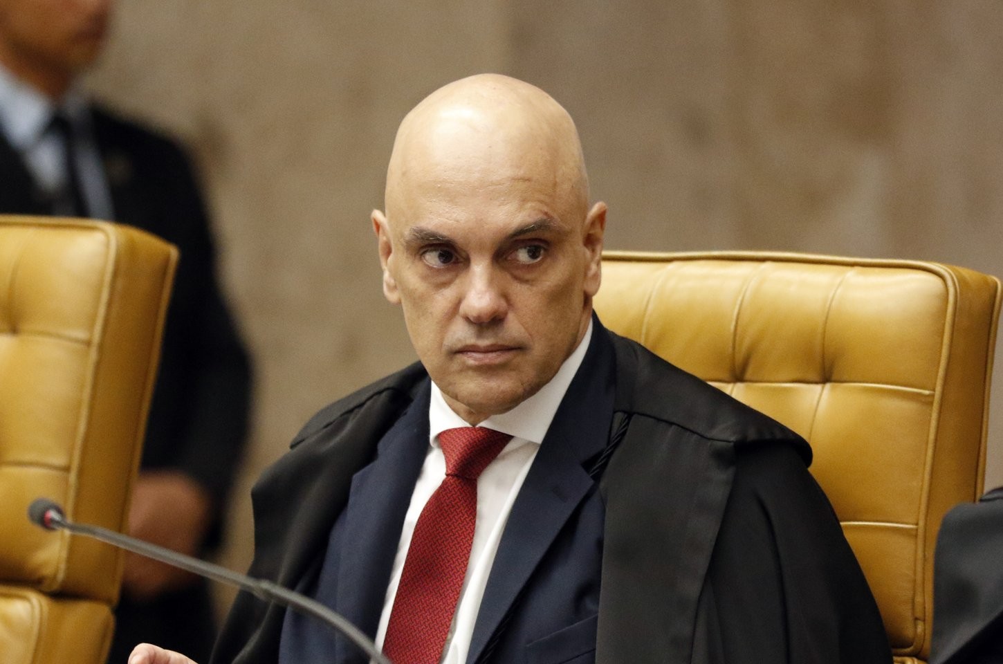 Moraes autoriza visitas permanentes de filhos de Bolsonaro na prisão