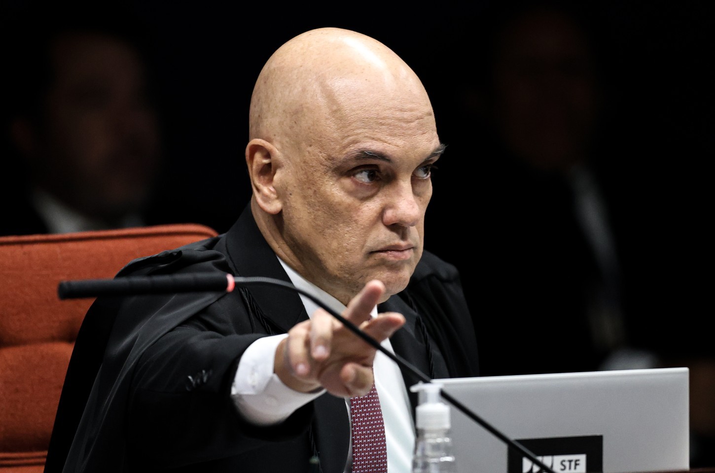 Moraes dá 24 horas para defesa de Bolsonaro explicar uso de celular em visita