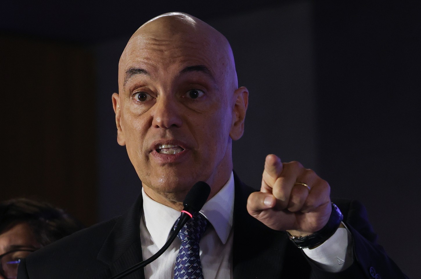 Moraes rejeita pedido de prisão domiciliar para Bolsonaro