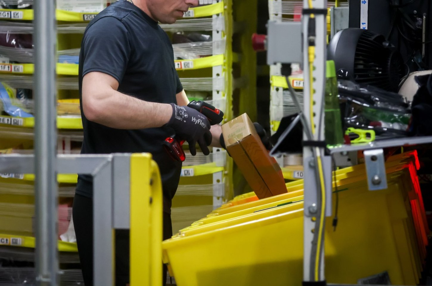 Morte em armazém da Amazon reacende debate sobre condições de trabalho