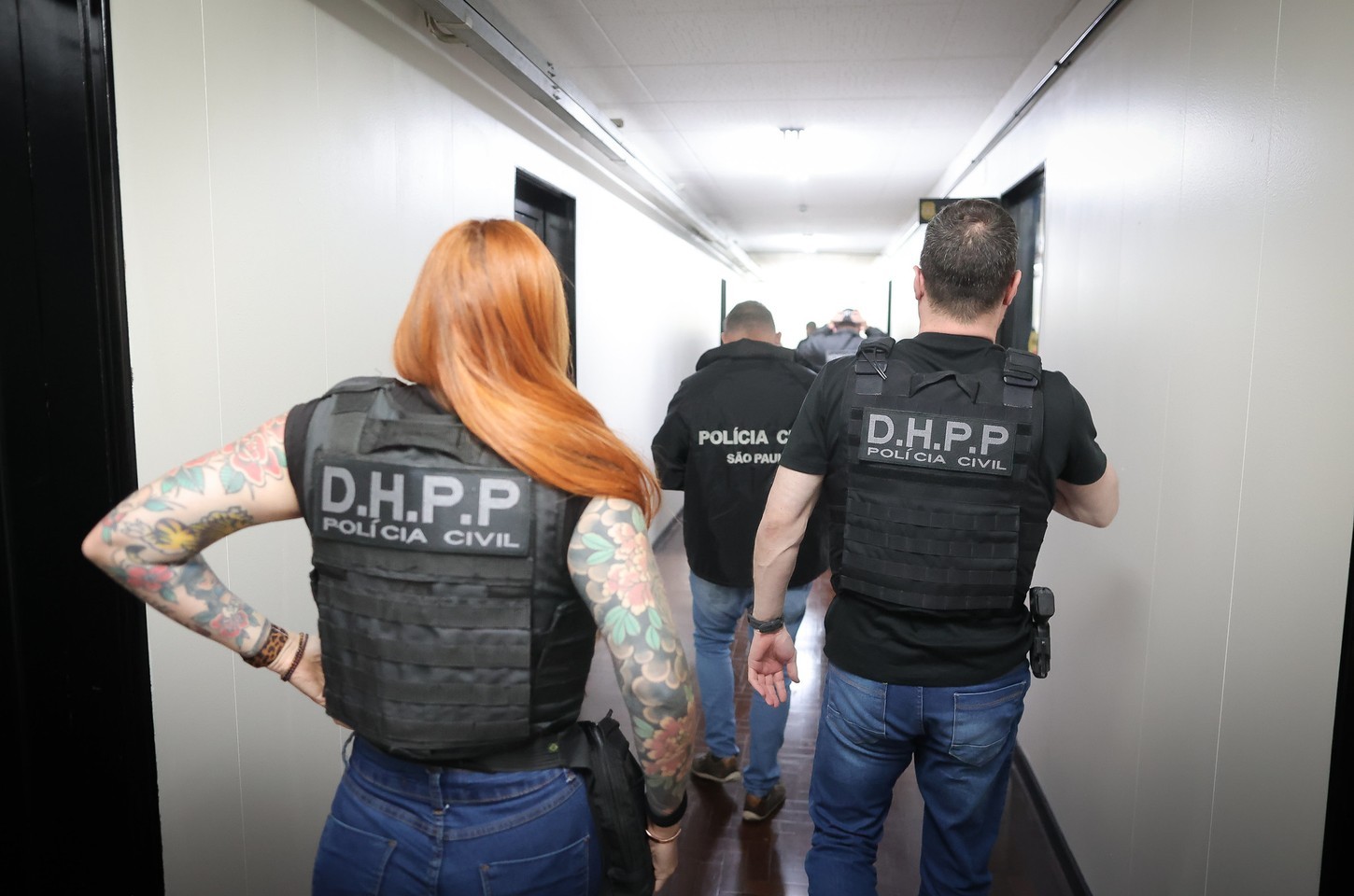 Mulher de 29 anos é presa no ES por integrar rede de pedofilia de piloto