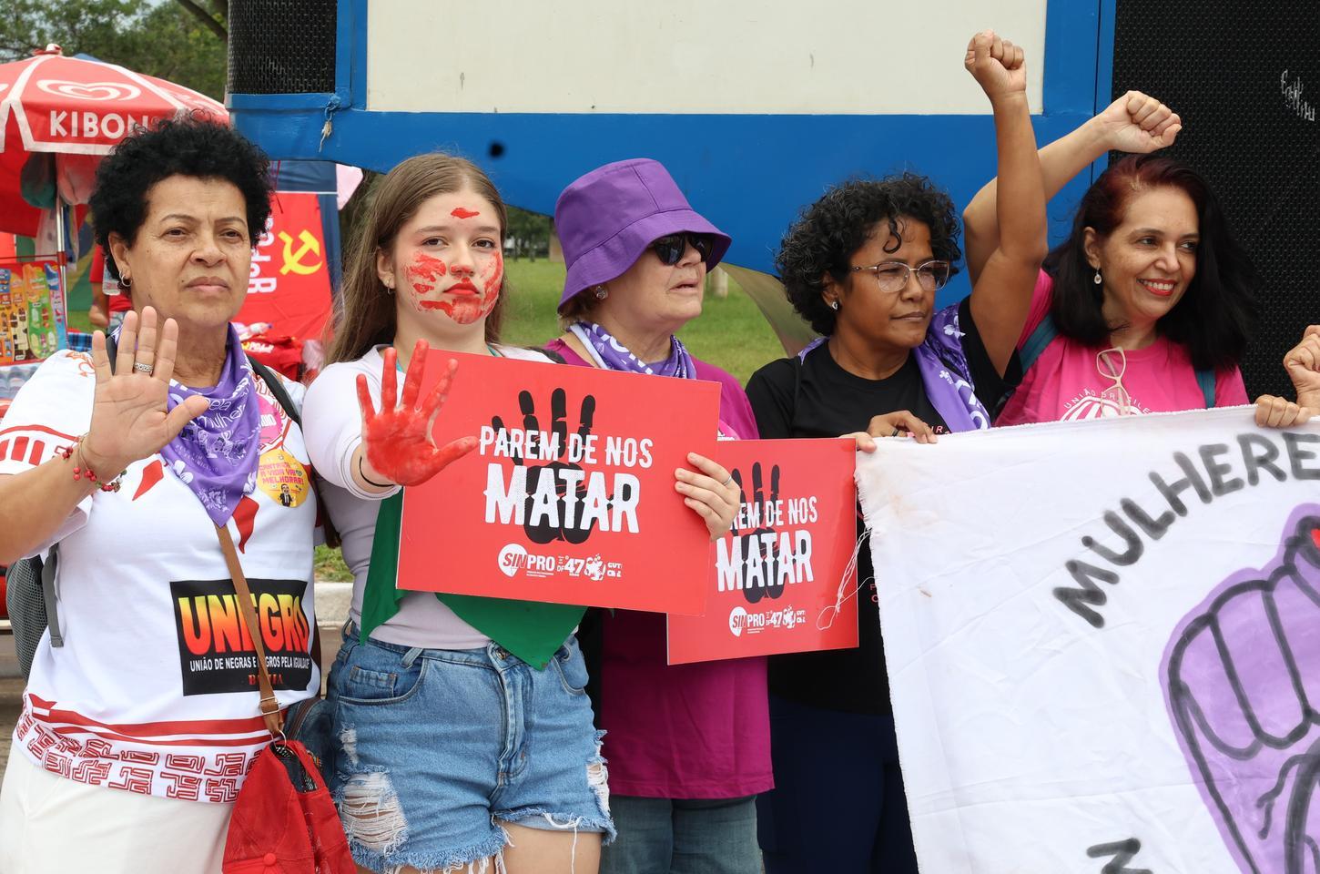 Mulheres ocupam ruas do Brasil em protestos pelo 8 de março