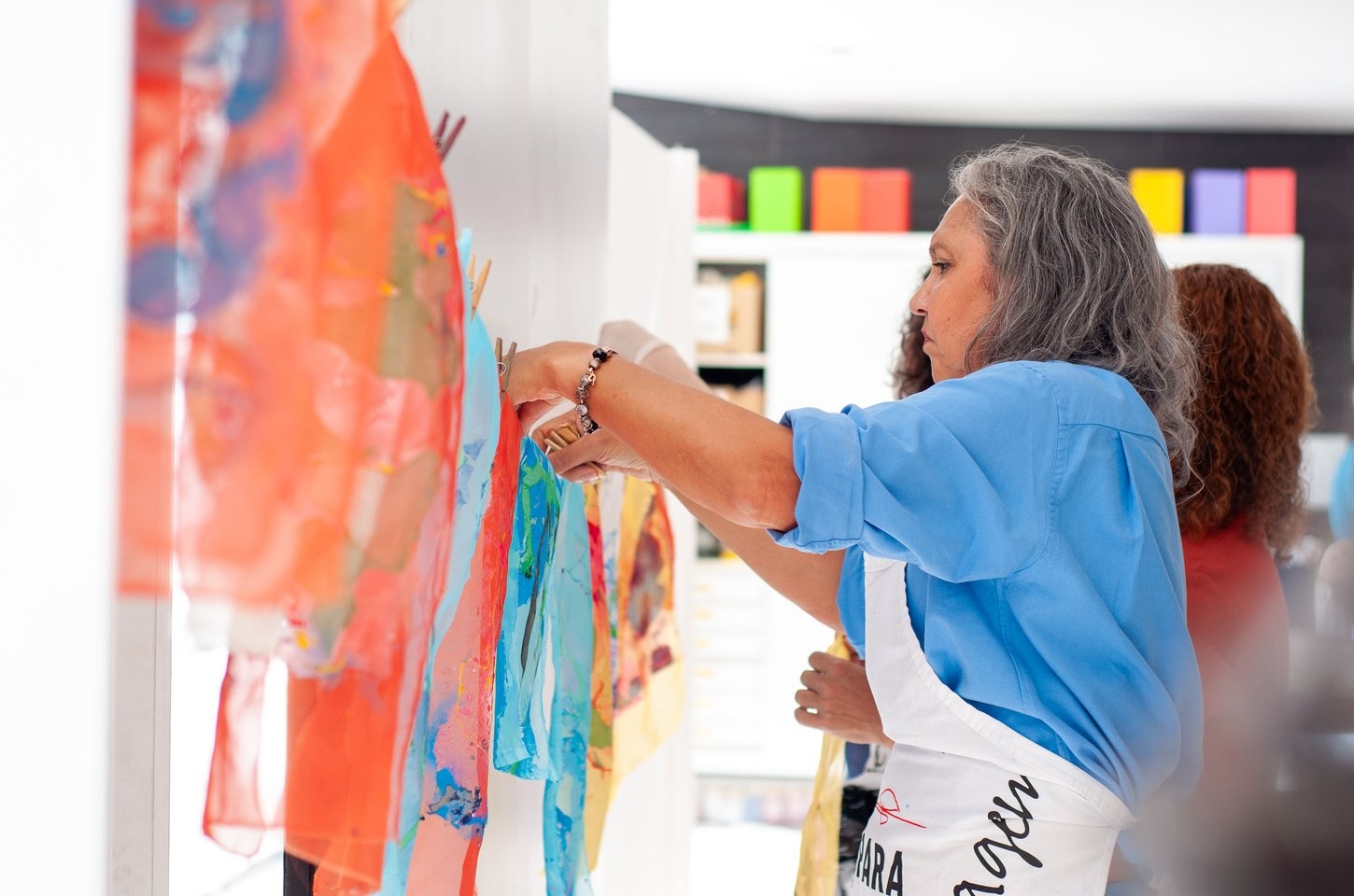 Museu Oscar Niemeyer oferece ateliê de marmorização para maiores de 60 anos