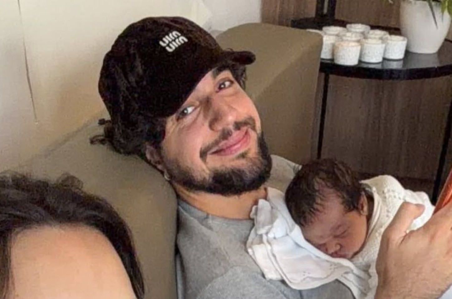 Nattan celebra sucesso nas paradas e nascimento da filha Zuza