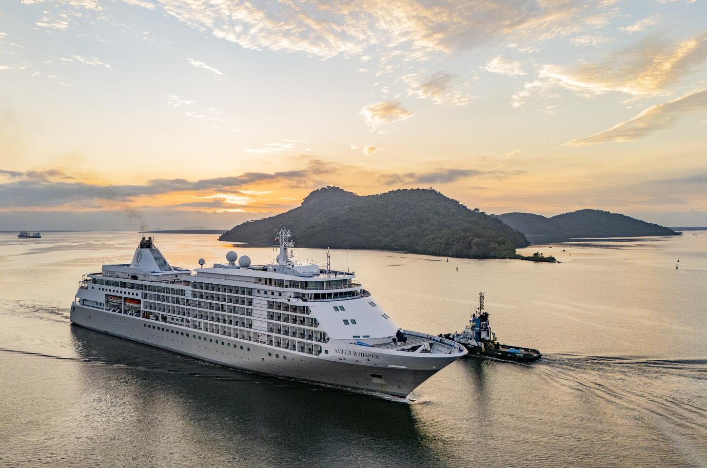 Navio de cruzeiro atraca em Paranaguá com turistas estrangeiros