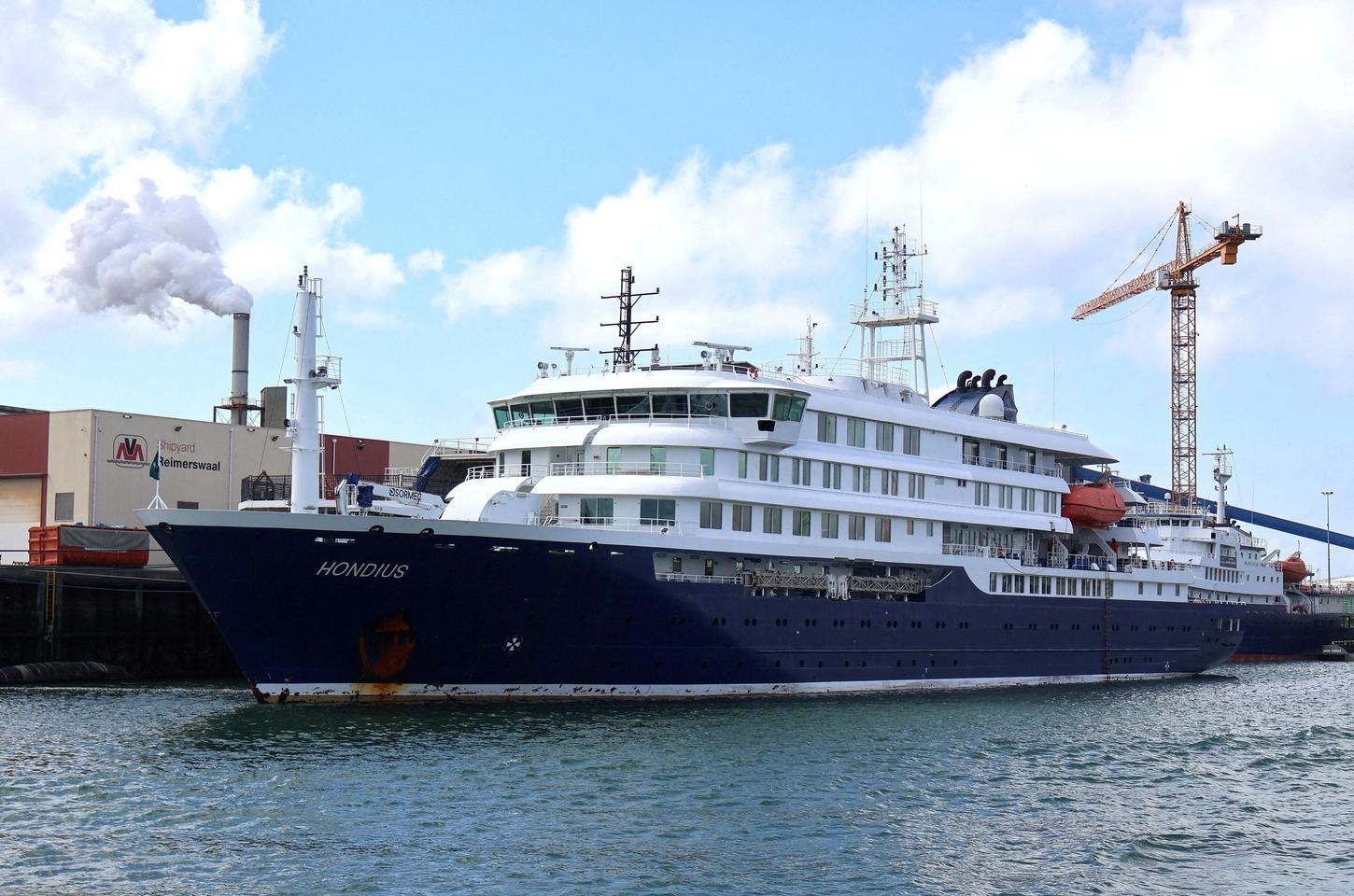 Navio de cruzeiro com surto de hantavírus tem mais três doentes retirados em Cabo Verde