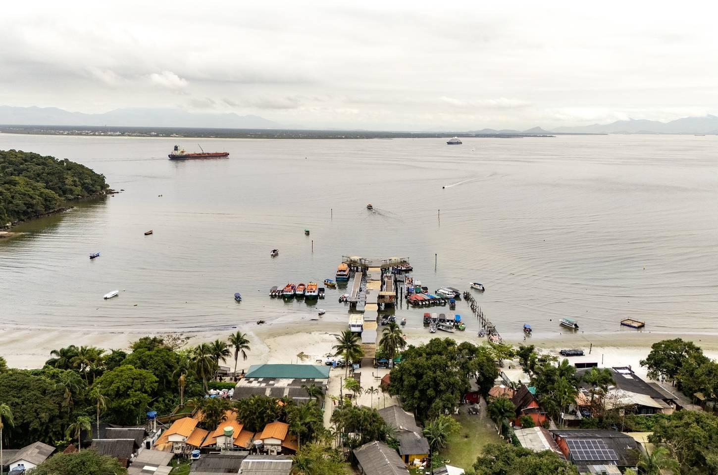 Navio de luxo atraca em Paranaguá com mais de 700 turistas e tripulantes