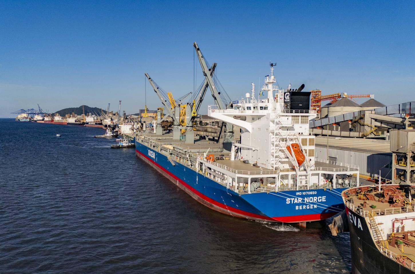 Navio norueguês atraca em Paranaguá para carregar 14,2 mil toneladas de celulose