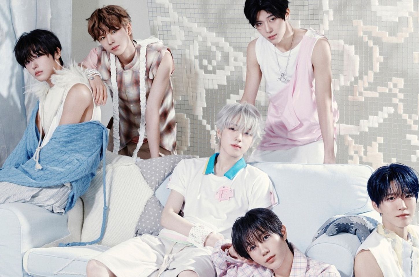 NCT WISH lança clipe 'Sticky' com bossa nova e cenário de fast-food