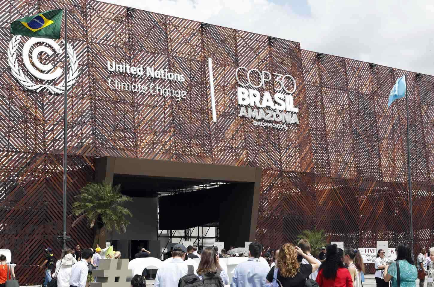 Negociações da COP30 são retomadas após incêndio na Zona Azul