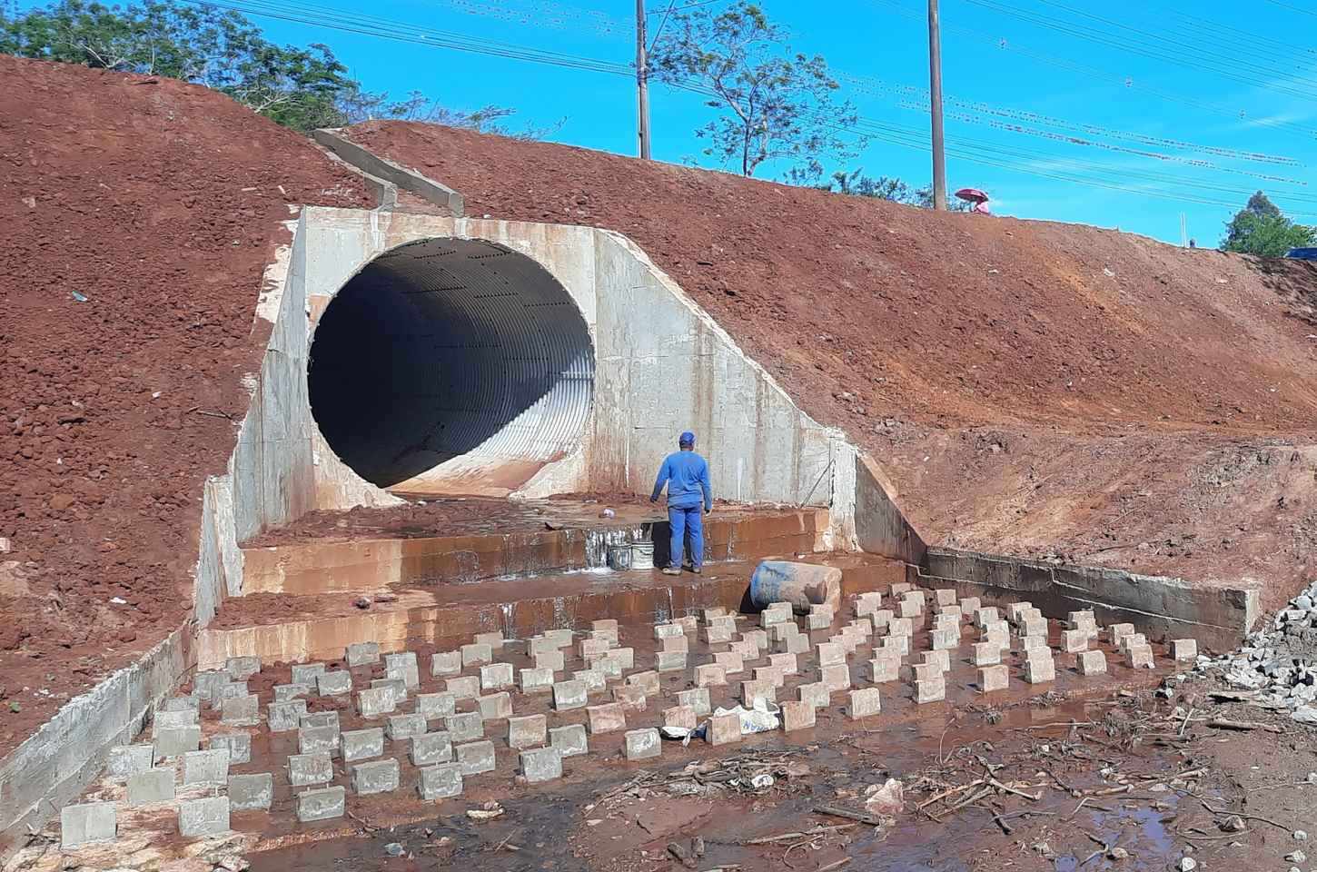 Novo bueiro metálico na PR-436 soluciona erosão histórica em Ribeirão do Pinhal