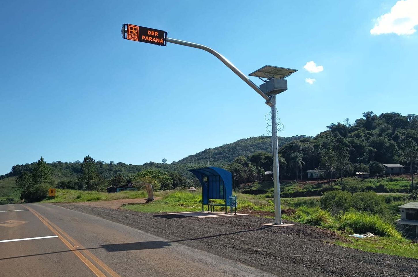 Novos abrigos de ônibus com tecnologia e acessibilidade são testados no Paraná