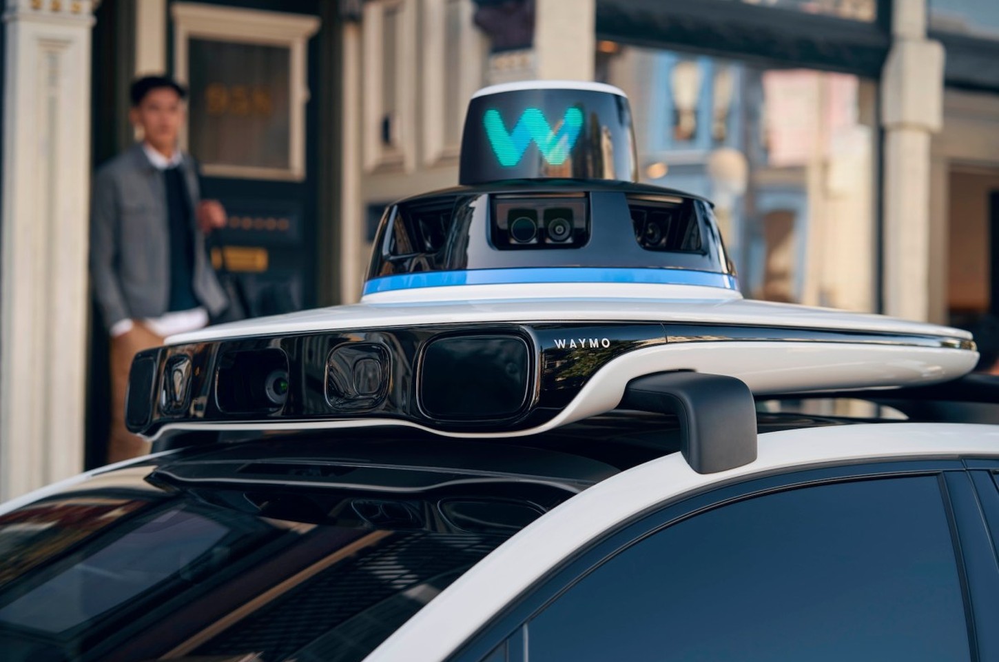 NTSB investiga Waymo após robô-táxis desrespeitarem paradas de ônibus escolar