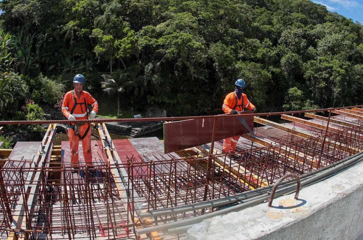 Obra da ponte de Guaratuba avança a todo vapor durante o Carnaval