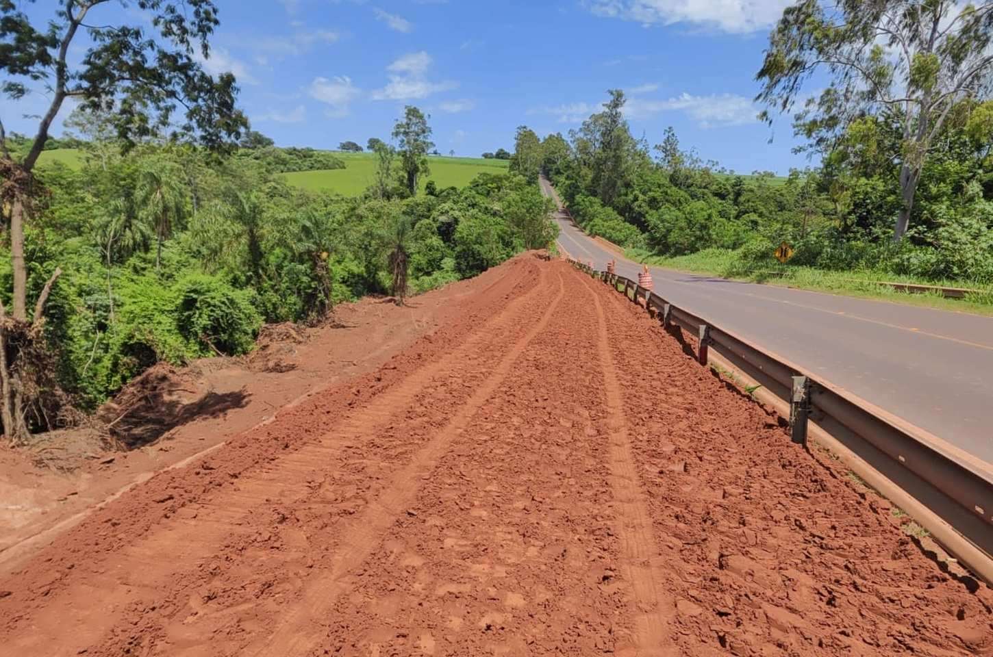 Obra de recuperação do aterro na PR-082 em Cidade Gaúcha avança