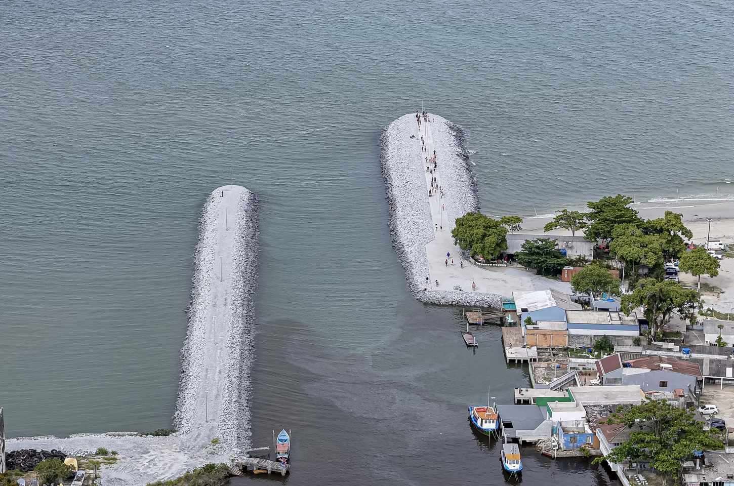 Obra de requalificação de molhes em Pontal do Sul atinge 99% de conclusão