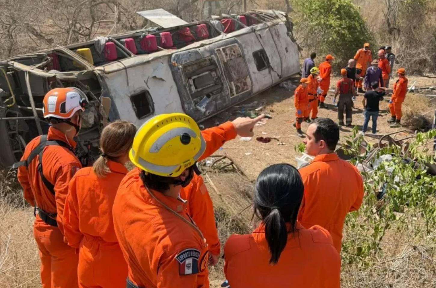 Ônibus clandestino com romeiros capota e deixa 15 mortos em Alagoas