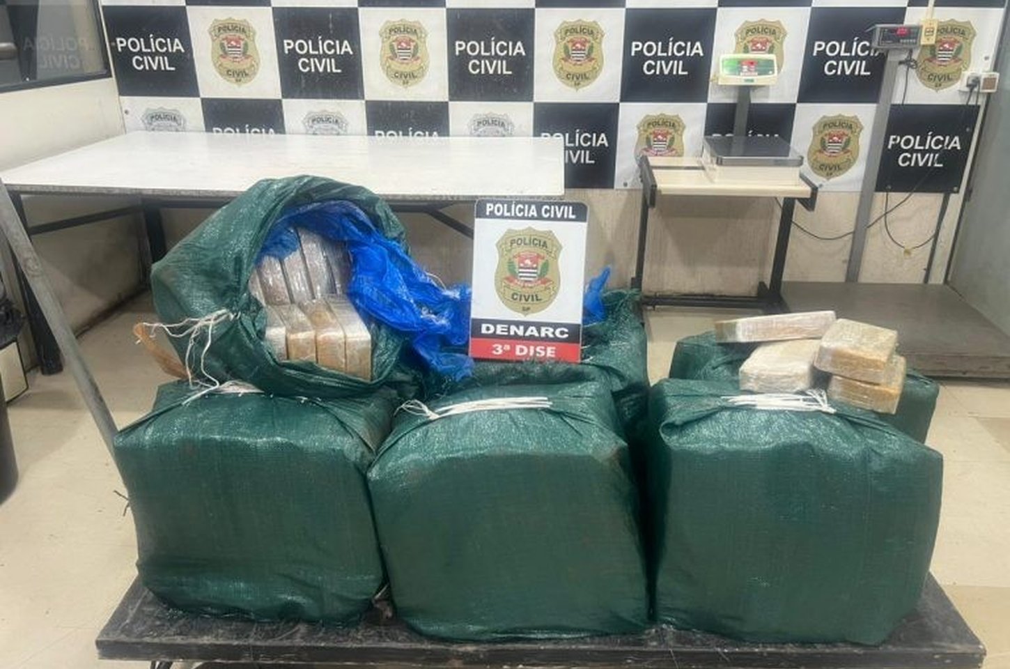 Operação apreende 200 quilos de cocaína em casa com placa de 'aluga-se' em SP