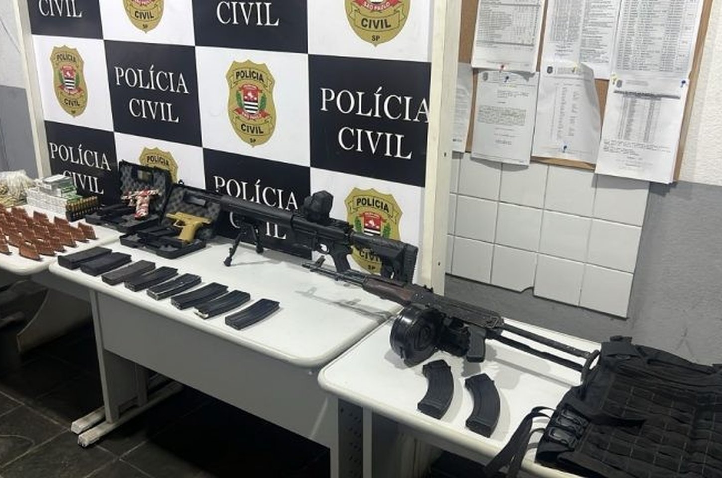 Operação apreende arsenal de facção criminosa em Guarujá