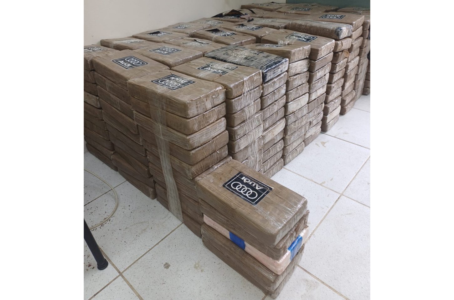 Operação internacional apreende 1,3 tonelada de cocaína em alto mar