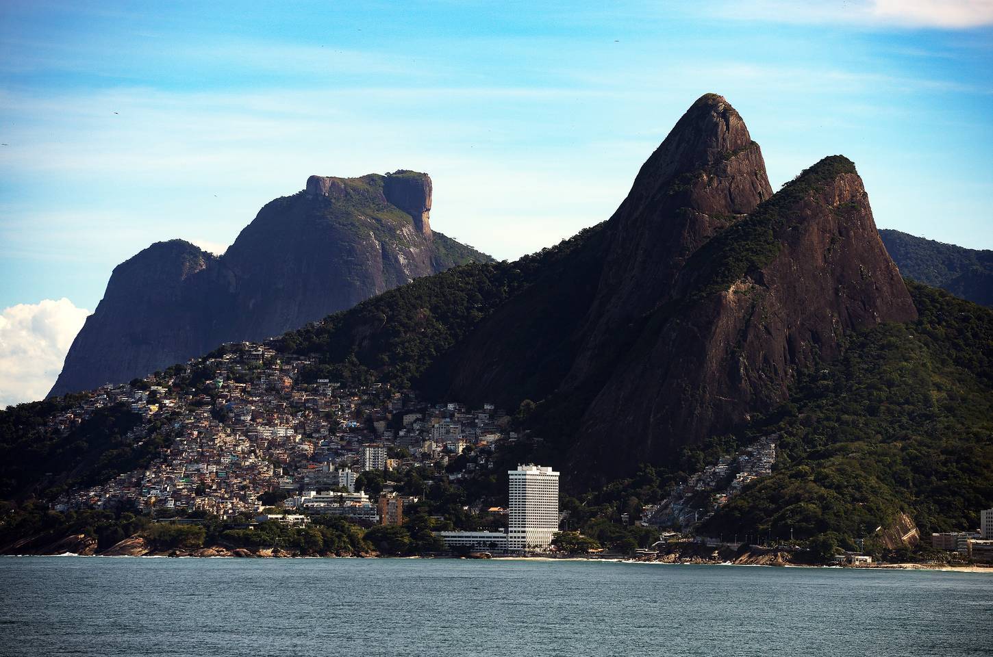 Operação policial deixa cerca de 200 pessoas presas no Morro Dois Irmãos