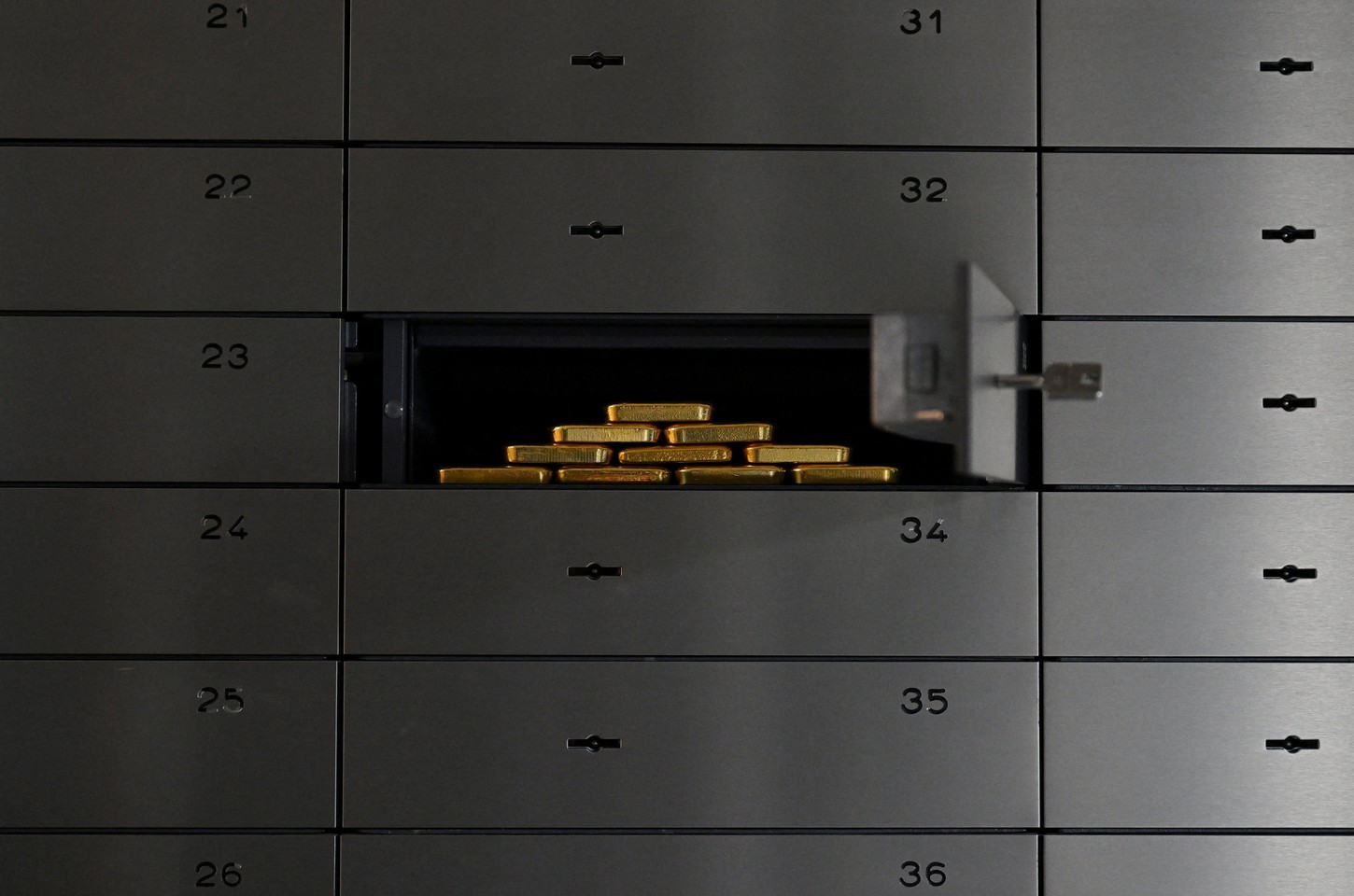 Ouro bate recorde e supera US$ 5 mil com incertezas globais