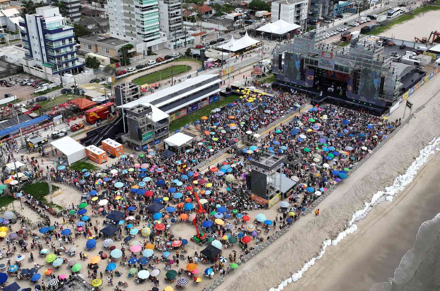 Padre Reginaldo Manzotti reúne 38 mil fiéis no encerramento do Verão Maior Paraná