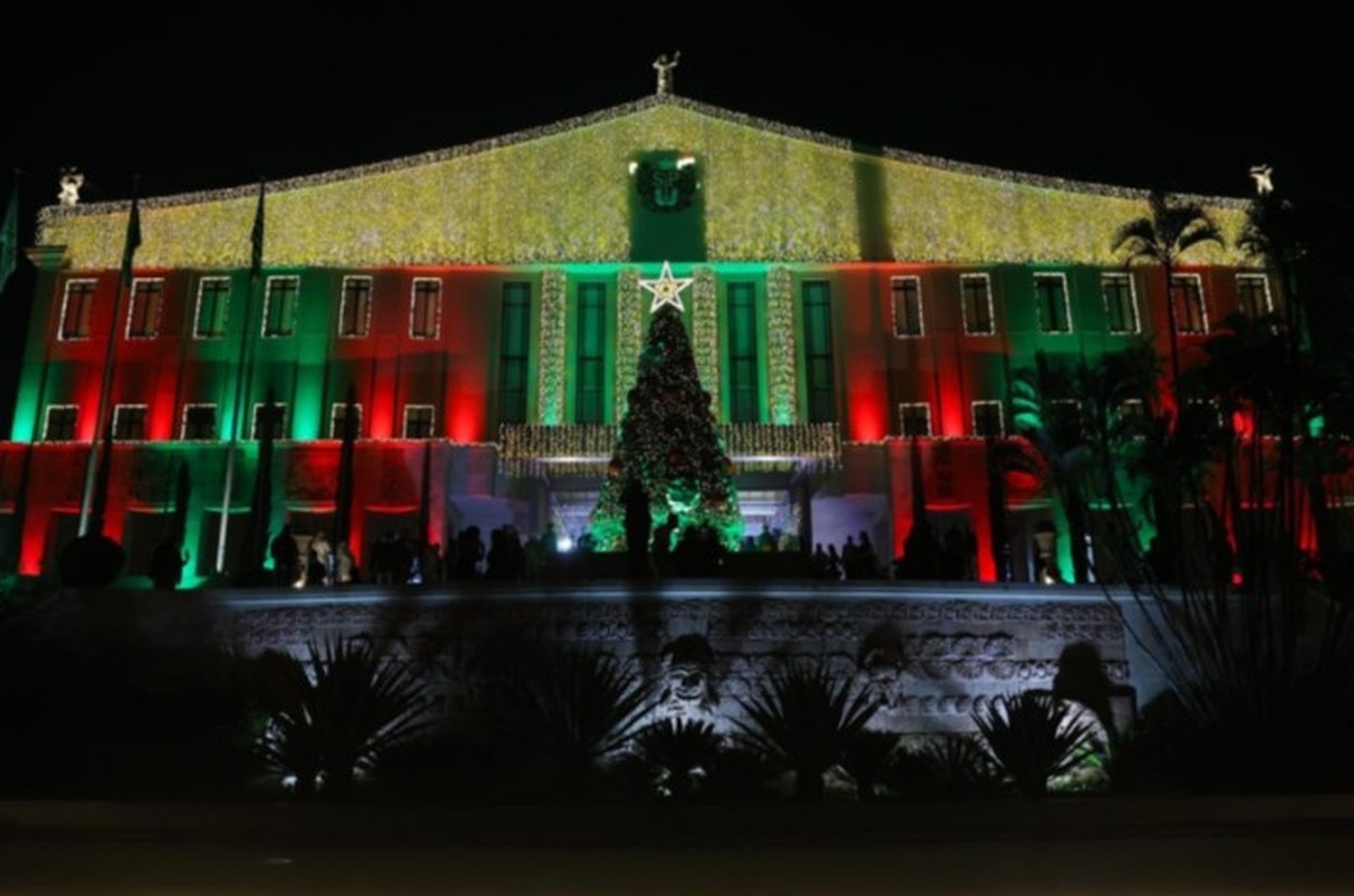 Palácio dos Bandeirantes ganha decoração de Natal com iluminação especial