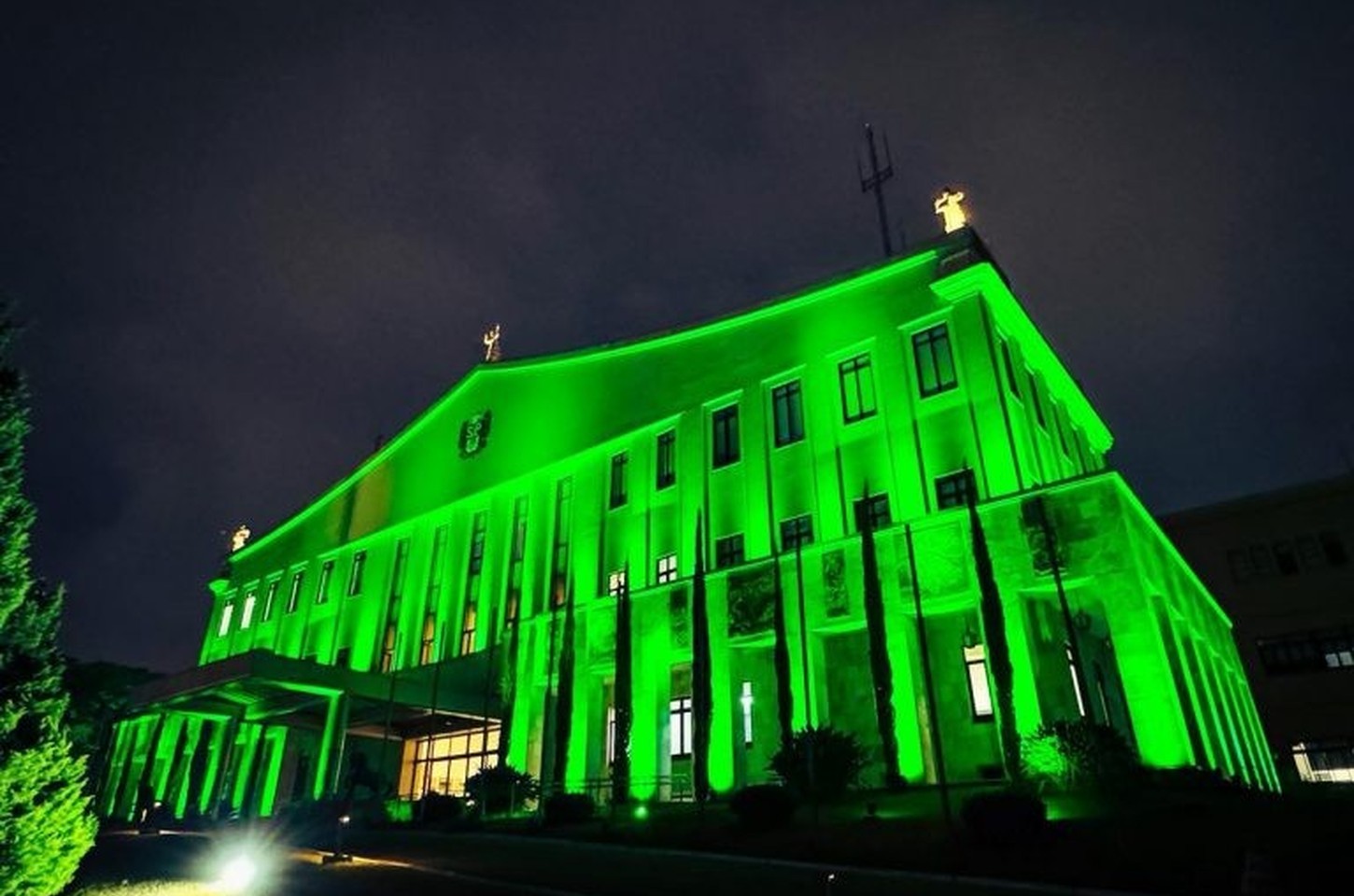 Palácio dos Bandeirantes ilumina-se em verde pelos 20 anos da Defensoria Pública de SP