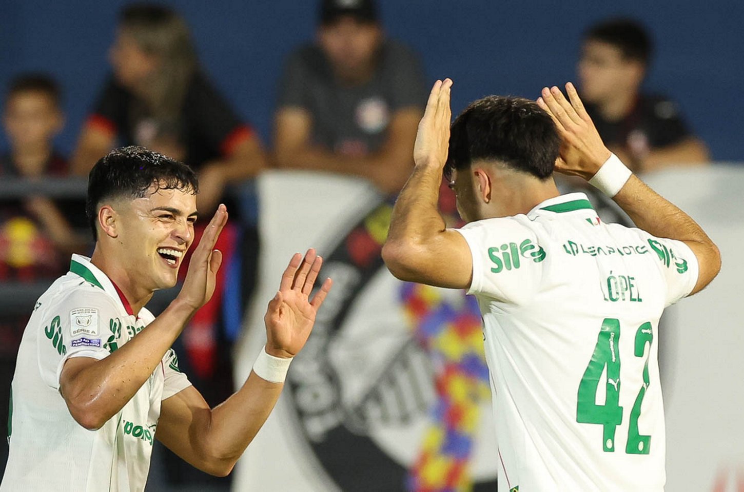 Palmeiras vence Bragantino e mantém liderança isolada do Brasileirão