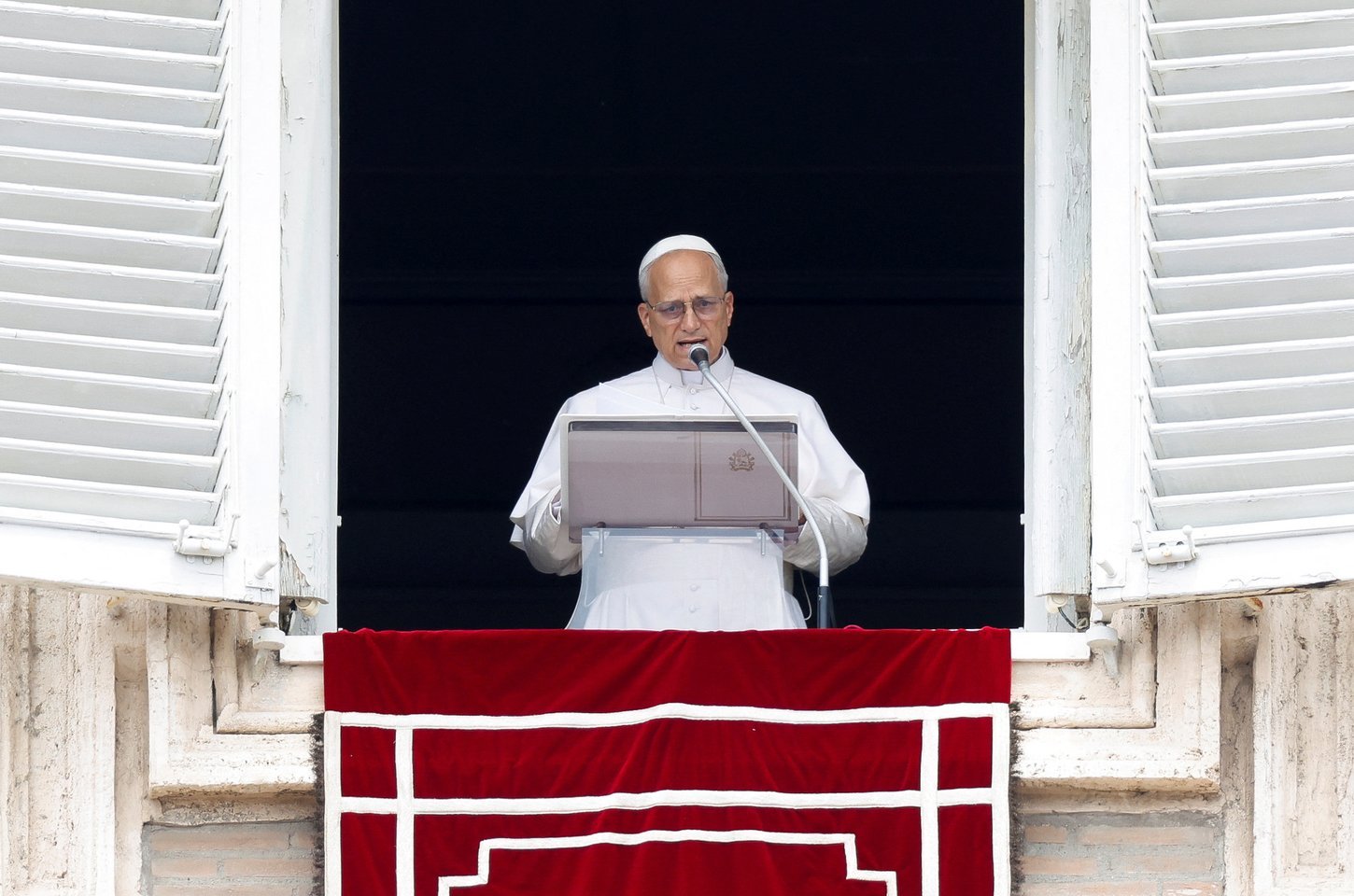 Papa Leão XIV faz apelo pela paz mundial em sua primeira missa
