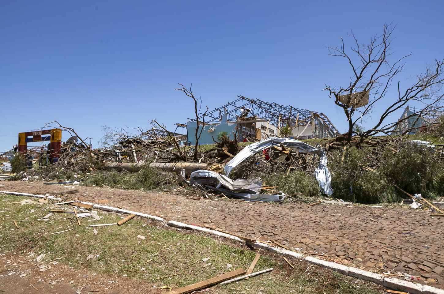 Paraná agiliza reconstrução de escolas após tornado com decreto de emergência