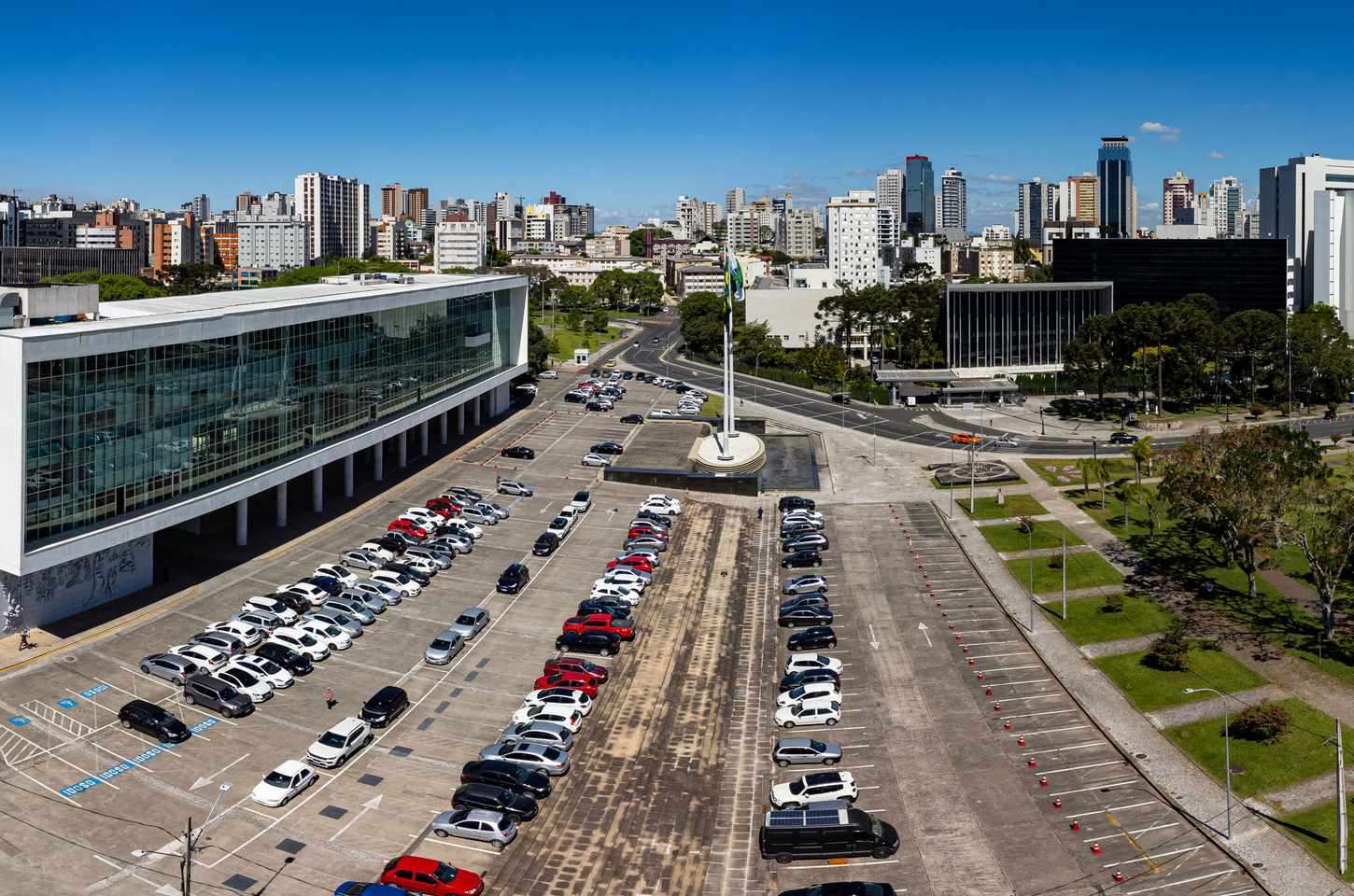 Paraná anuncia pacote de R$ 1,6 bilhão para valorizar servidores públicos