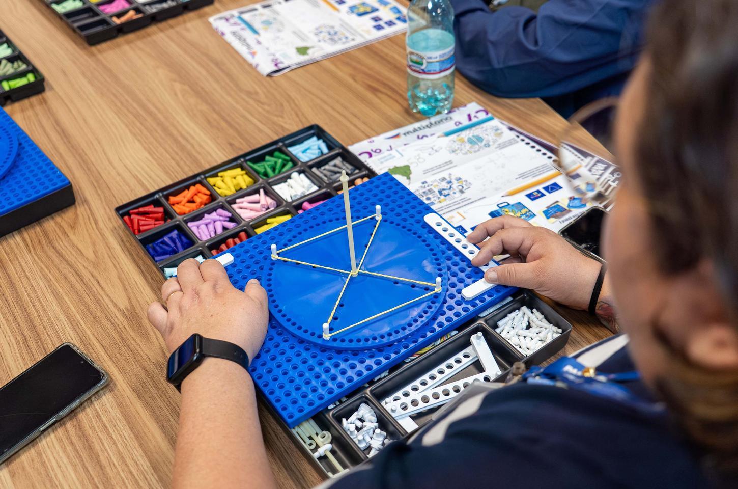 Paraná distribui 120 kits Multiplano para alunos com deficiência visual