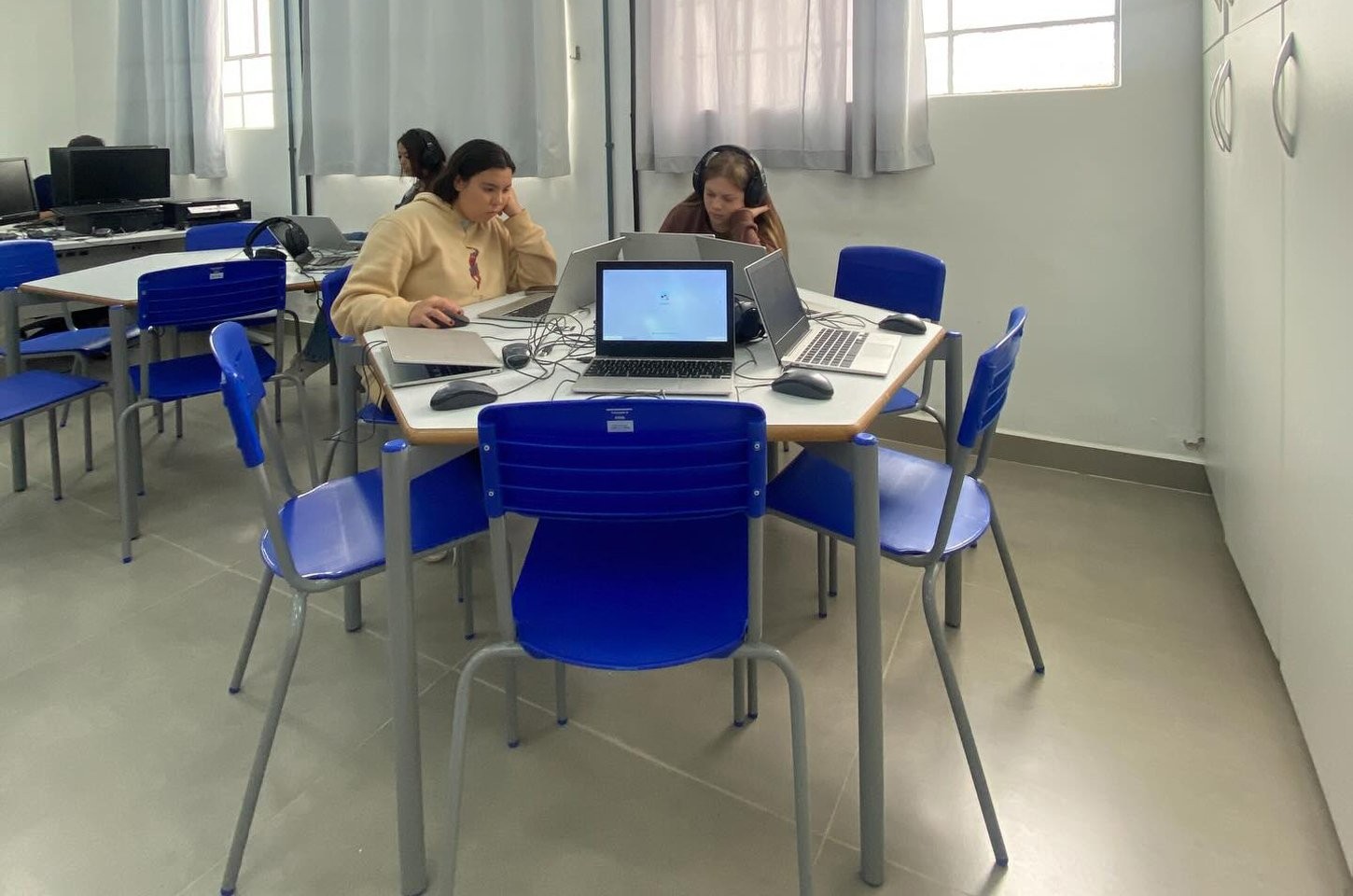 Paraná entrega carteiras hexagonais para modernizar escolas estaduais