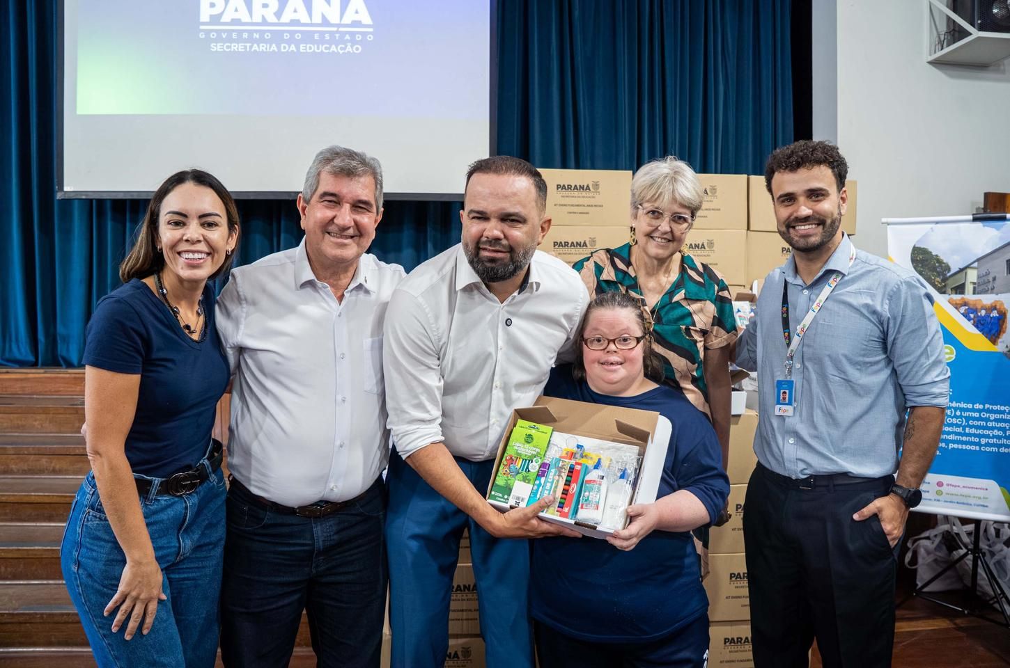 Paraná entrega kits escolares inéditos para Apaes e coirmãs