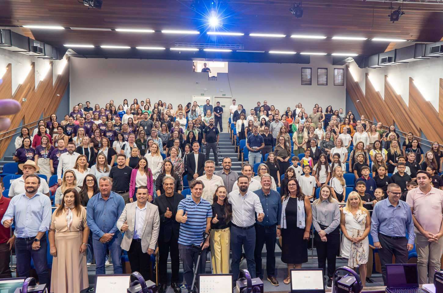 Paraná entrega kits tecnológicos e anuncia reformas e uniformes na educação