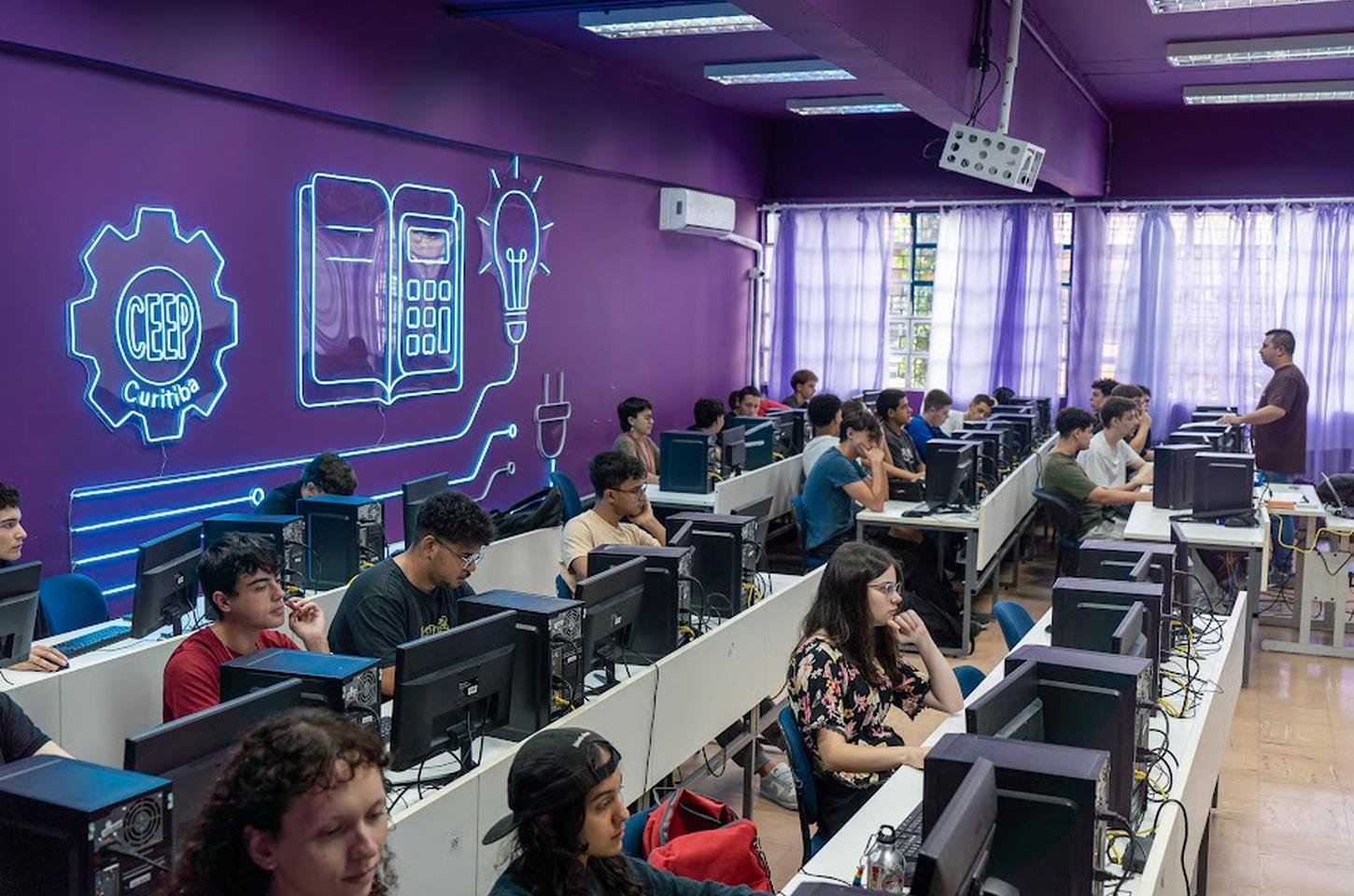 Paraná inicia cadastro de carteira de trabalho digital nas escolas estaduais
