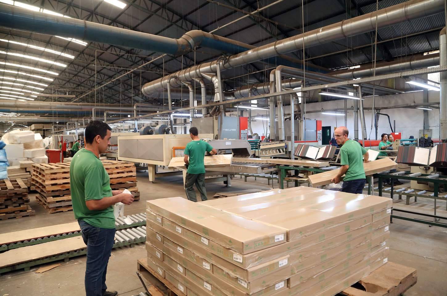 Paraná inicia semana com quase 23 mil vagas de emprego com carteira assinada