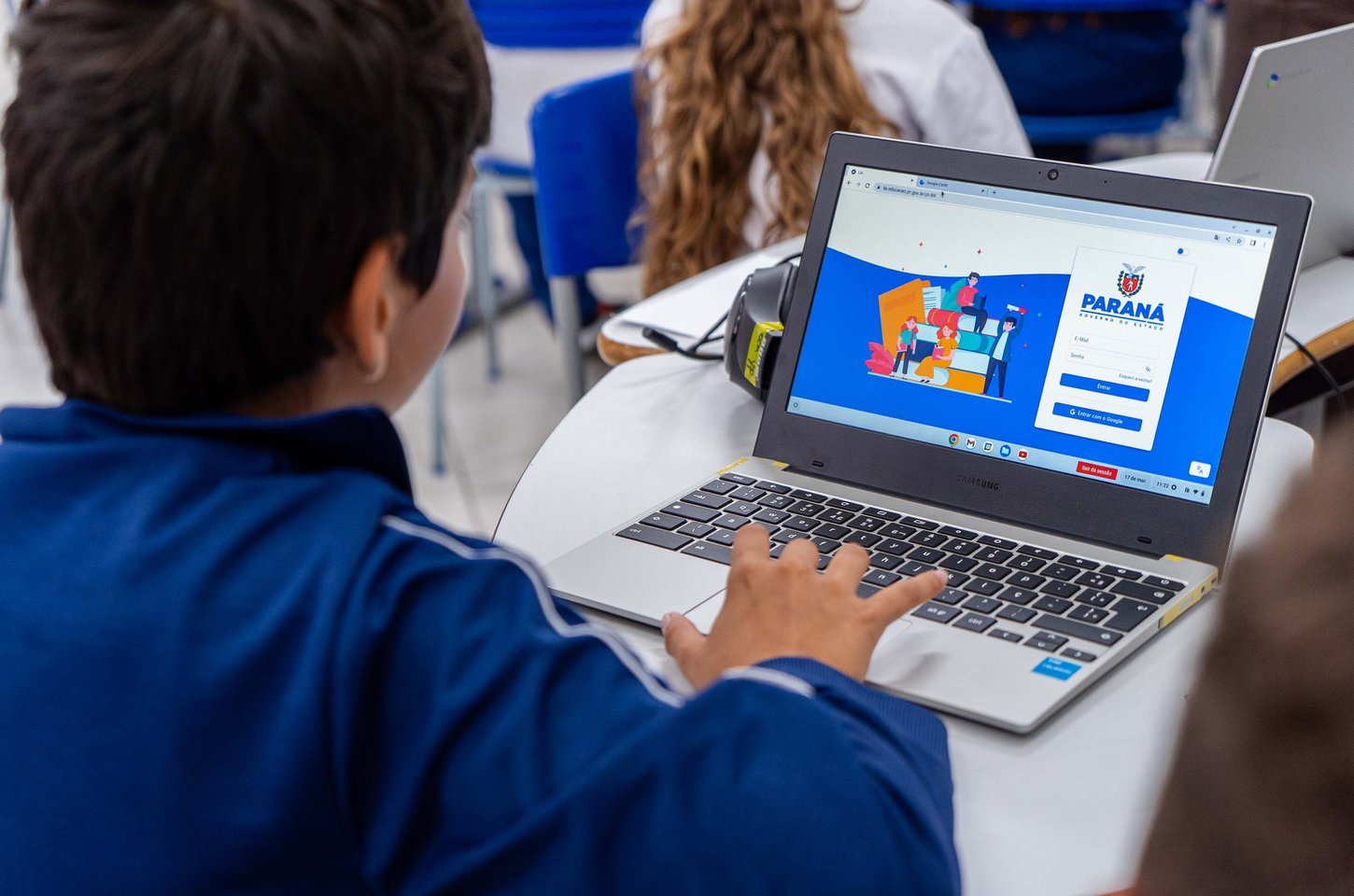 Paraná investe mais de R$ 220 milhões em tecnologia para escolas públicas em 2025