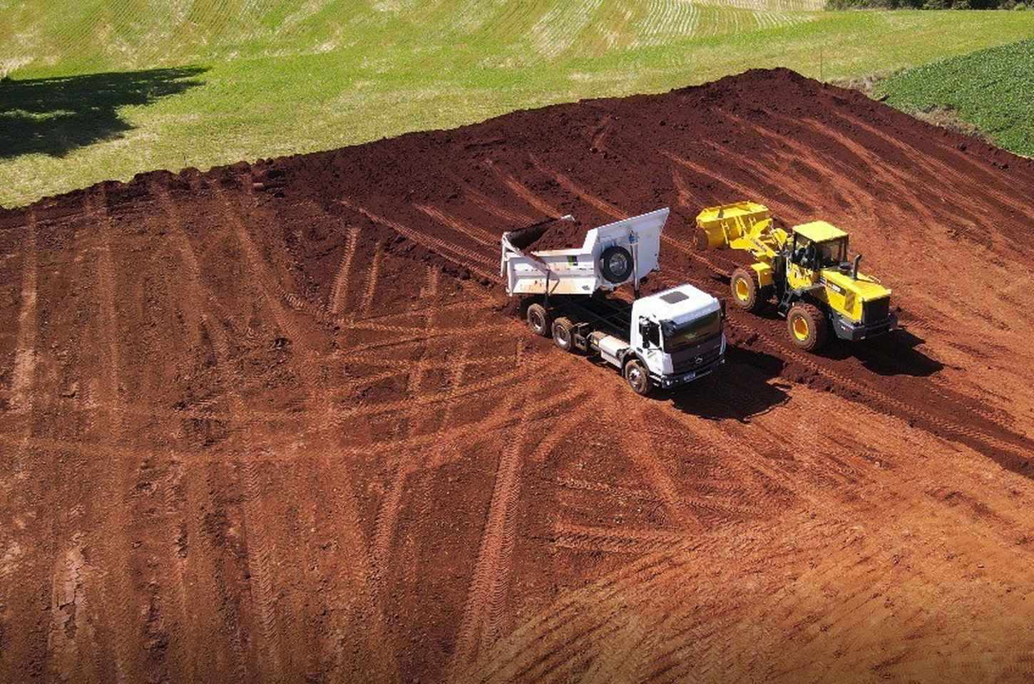 Paraná investe R$ 1,46 bilhão em máquinas para estradas rurais em 2026