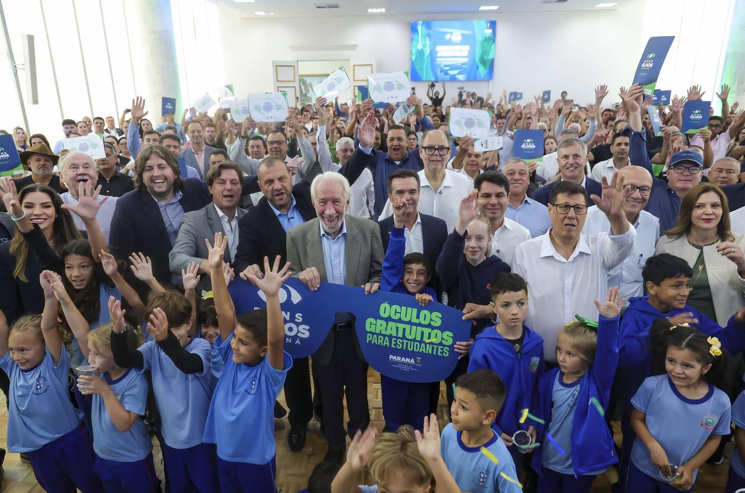 Paraná investe R$ 64 milhões em exames e óculos para alunos da rede pública