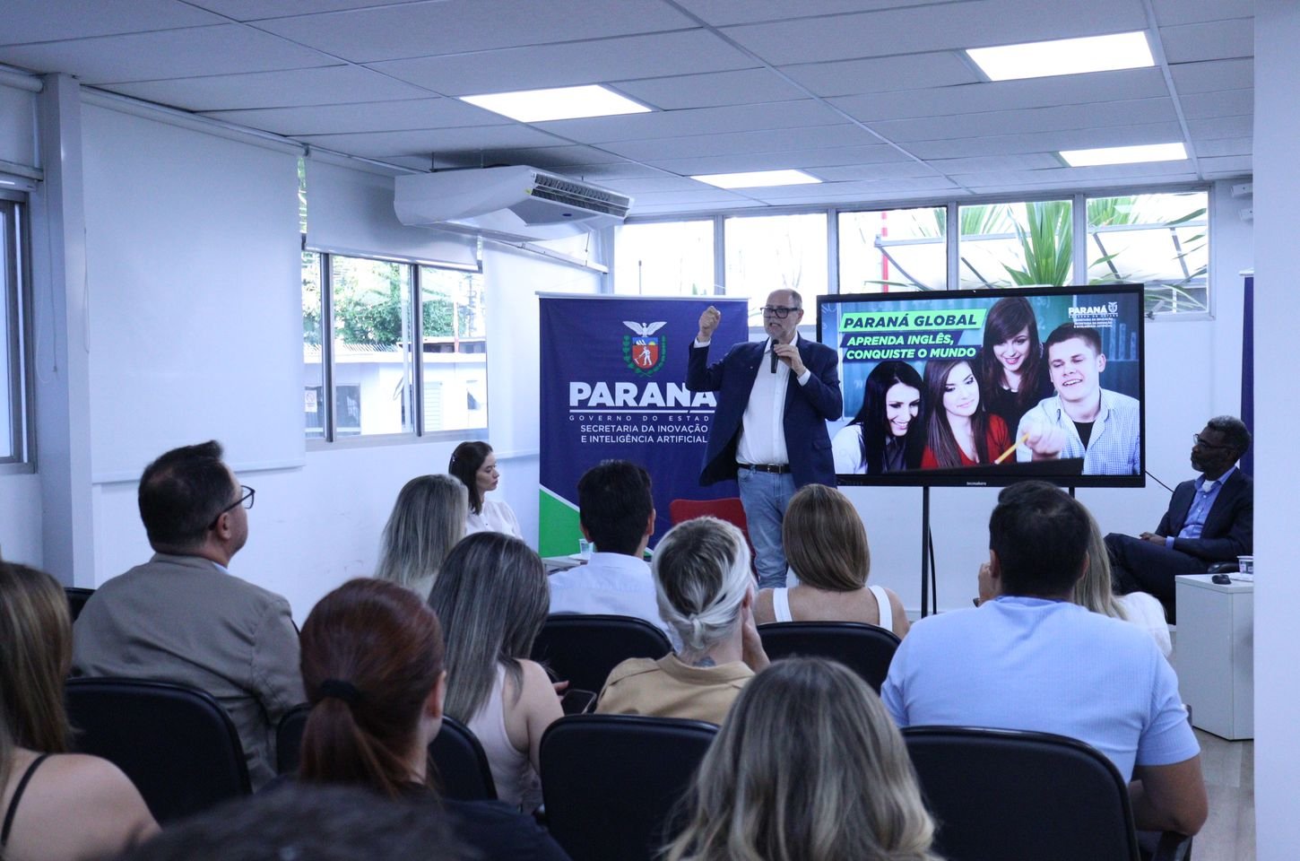 Paraná lança programa para testar inglês de estudantes e alinhar ensino ao mercado