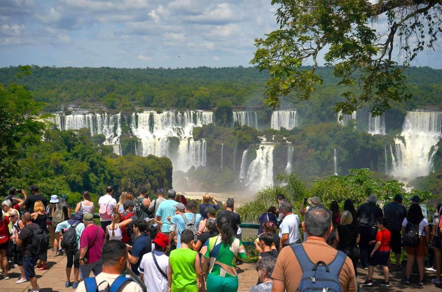 Paraná recebe 456 mil turistas estrangeiros em 2026 e se consolida como quinto maior portão de entrada do Brasil