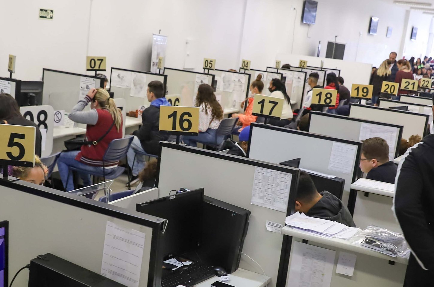Paraná tem 17,8 mil vagas de emprego com carteira assinada em todas as regiões
