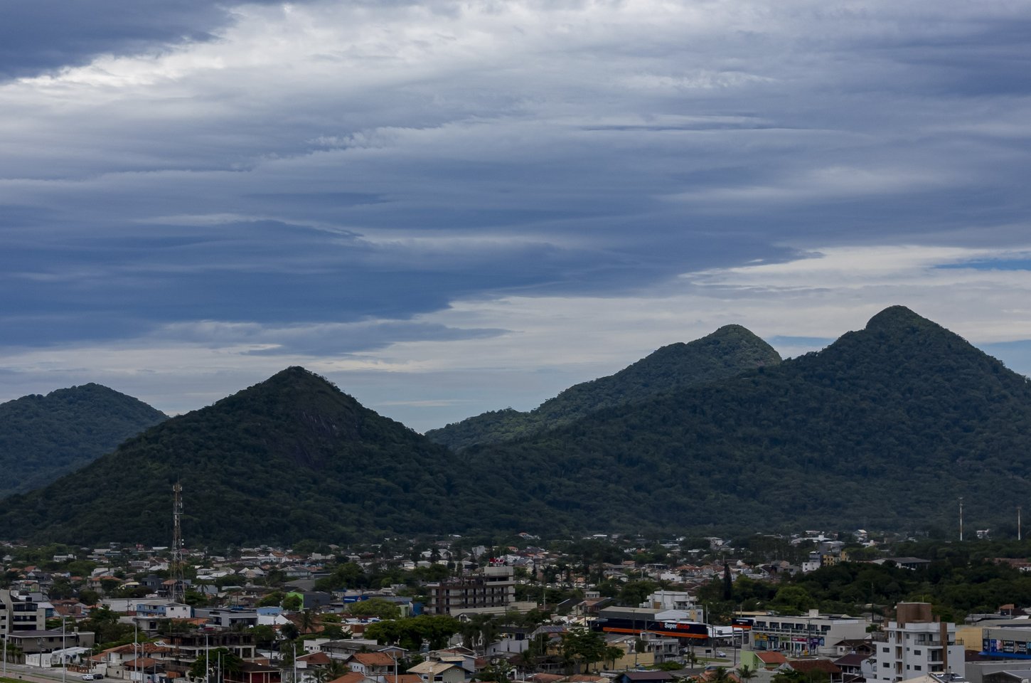 Paraná vive verão dividido entre calor intenso e frio recorde